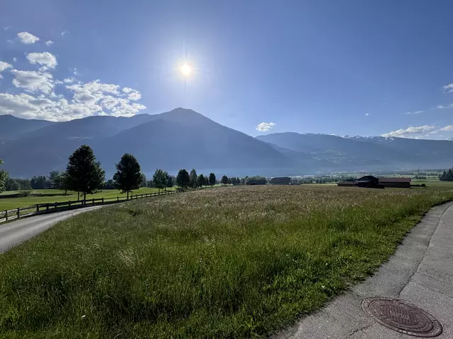 Auf dieser Wiese soll eine PV-Anlage entstehen. Offiziell ist das Grundstück als "Sonderfläche Golfplatz" gewidmet.  | Foto: Haun