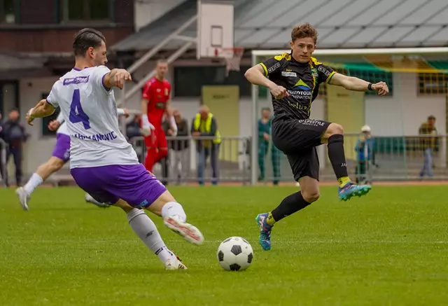 1:1 – FC Kitzbühel (schwarz) erkämpfte Remis gegen Tabellenprimus Salzburg. | Foto: FC Kitzbühel