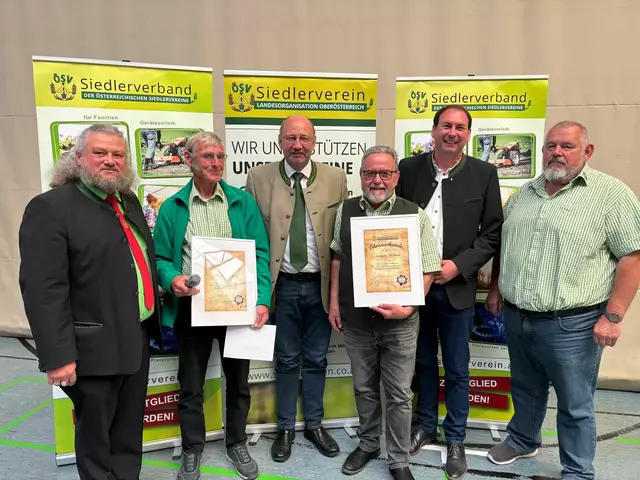  „Ehre wem Ehre gehört“: Hubert Auinger (3.v.re.) und Walter Köstler (2.v.li.) bekamen flankiert von Landeschef Helmut Löschl, St. Florians Bürgermeister Norbert Brait, Landtagsabgeordneten Florian Grünberger und Bezirksobmann Sepp Kager (v. l.) eine hohe Landesauszeichnung. | Foto: Franz Gruber