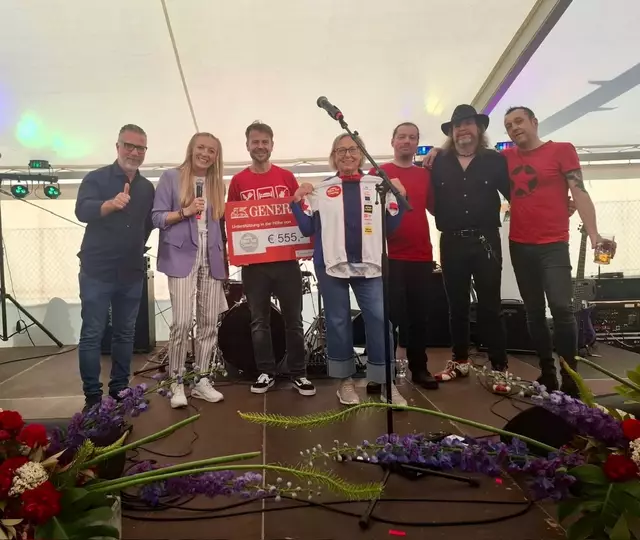 Markus Schmeidl, Modoratorin der Veranstaltung, David Trenk, Silvia Krispel, sowie weitere Bandmitglieder der Rautöne (vlnr). | Foto: Privat