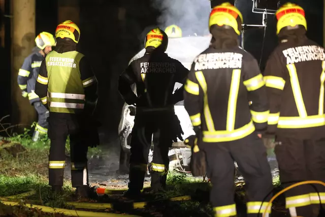 Ausgebrannter VW Tiguan soll Bankomat-Sprengern als erstes Fluchtauto gedient haben – das Fahrzeug stand in einem Waldstück in Aichkirchen in Flammen.