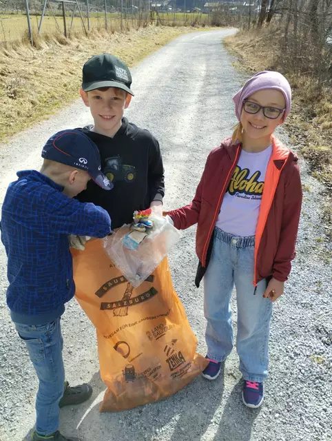 Die Kinder der Naturpark-Volksschule und dem Naturpark-Kindergarten waren mit Begeisterung dabei und staunten nicht schlecht, was alles in der Natur entsorgt wird. | Foto: Naturpark Weißbach