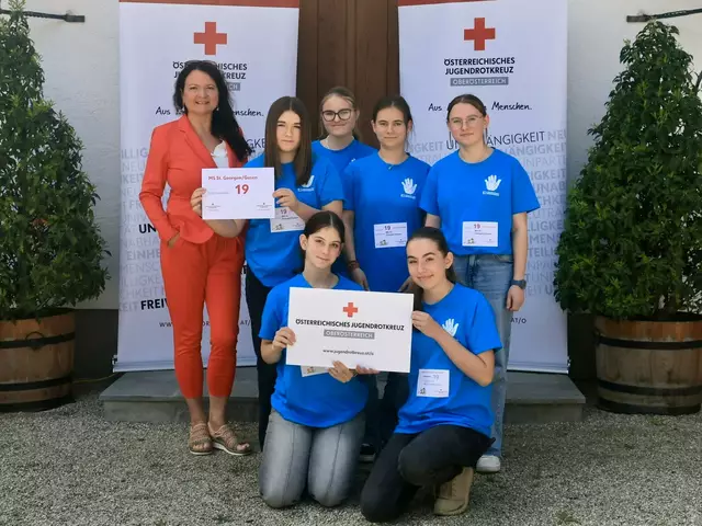 Die in gleich zwei Bewerben erfolgreichen St. Georgener Ersthelferinnen mit Trainerin Silvia Nöbauer. Vorne Mia Hofstadler und Hanna Freudenthaler, hinten Lisa Graßer, Laura Staudinger, Hannah Mayr-Steininger und Hanna Scheba.  | Foto: OÖJRK