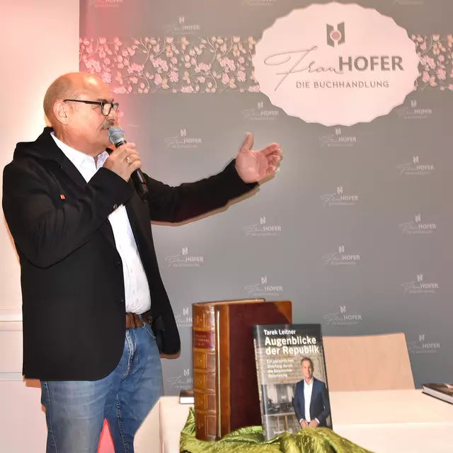 Günther Hofer begrüßt die Gäste. | Foto: Herbert Schleich