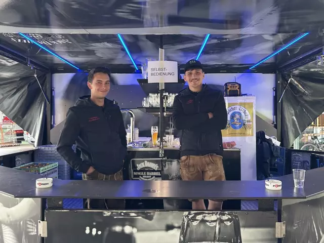 Michael und Alex haben die Besucher hinter der Schank bedient. | Foto: MeinBezirk