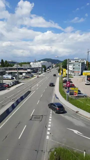 Der Süden Salzburgs, in dem aktuell rund 20.000 EinwohnerInnen wohnen. Früher war die Alpenstraße zweispurig und rundherum nur Wiese - hat sich natürlich mit den Jahrzehnten verändert. | Foto: Schrofner