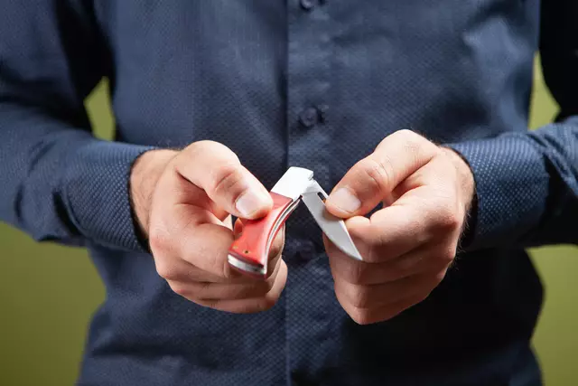 Zwei der Jugendlichen haben die anderen Drei mit einem Klappmesser und einem Schlagring bedroht. (Symbolfoto) | Foto: stock.adobe.com/at/Fantastic