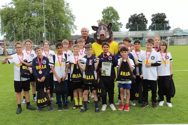 Trainer Werner Verwüster und das Team vom FC Leibnitz mit BILLA-Maskottchen Ferdl bei der Siegerehrung. | Foto: Edith Ertl