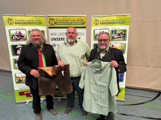 Zur großen Überraschung der Delegierten wurde Landesobmann Helmut Löschl (l.) von OÖSV Bezirksobmann Sepp Kager und Hubert Auinger mit einer „Ledernen“ und einem Trachtenhemd überrascht. | Foto: Franz Gruber