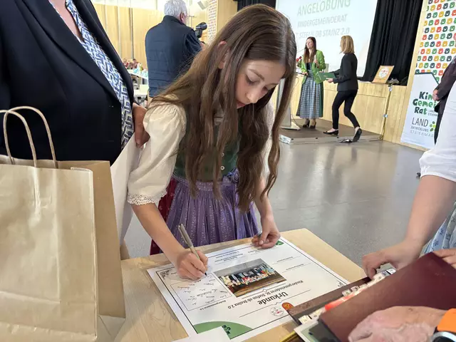 Jedes Kind unterzeichnete die Gründungsurkunde. | Foto: Löschnig