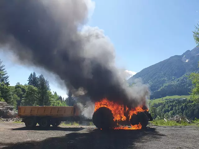 In Hermagor stand ein Traktor in Vollbrand. | Foto: Bezirksfeuerwehrkommando Hermagor