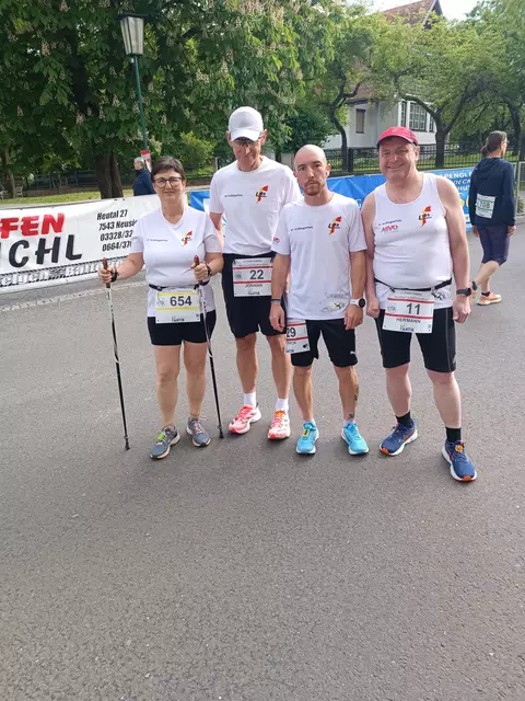 Das LMB-Team in Stinatz: Patrick Horvath, Johann Höllwerth, Hermann Hotwagner und Elisabeth Pendl nach erfolgreichen Wettkämpfen beim 29. Stinatzer Abendlauf – ein starkes Team aus Athletinnen und Athleten. | Foto: LMB