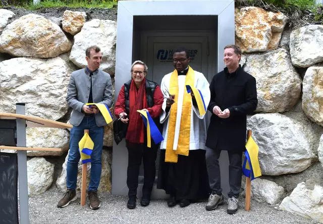 Symbolische Inbetriebnahme mit Amtsleiter Christoph Wörgötter, Vize-Bürgermeisterin Katharina Würtl, Pfarrer Georges Siyam, Bürgermeister Martin Mitterer (v. li.). | Foto: Roswitha Wörgötter