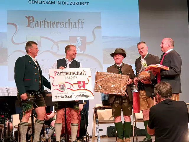 Übergabe der Partnerschafts-Emblems | Foto: A. Platschka