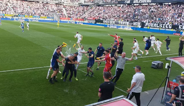 Ganz Fußballkärnten wünscht sich nach der Cupdusche für Trainer Dietmar Kühbauer, auch Meistertitelbier.   | Foto: Tielfing/KK