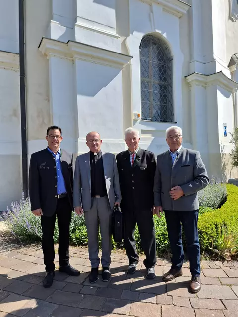 Pfarrer Ilija Marinovic erhielt bei seinem Südsteiermarkbesuch eine namhafte Spende für seine Heimat überreicht (v.l.): Pfarrer Robert Strohmeier, Pfarrer Ilija Marinovic, Alois Schober und Josef Knapp | Foto: Pfarre