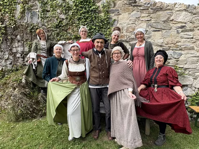 Mittelalterlich gekleidet beim Burgfest auf Waxenegg ergab es ein buntes, herzliches Willkommen.