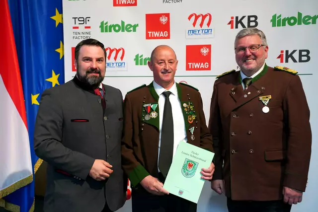 V.l.n.r.:
Christoph Appler (Landtagsabgeordneter)
Franz Schilcher (SG Mieders)
Jochen Klammsteiner (Landesoberschützenmeister) | Foto: Christian Kramer / TLSB