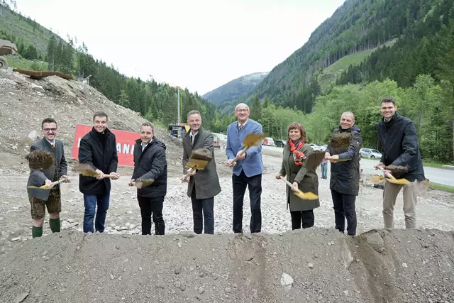 Beim Spatenstich v. li.: David Pucher (Bauleiter der Kostmann GesmbH), Michael Kawrza (Fachbereichsleiter Straßenbau am Baubezirksamt Lienz), Johannes Nemmert (Leiter des Baubezirksamts Lienz), Christian Molzer (Landesbaudirektor), LH Anton Mattle, Erika Rogl (Bürgermeisterin von Kals am Großglockner), Günter Guglberger (Vorstand der Abteilung Landesstraßen und Radwege), Lukas Blaas (Projektleiter, Sachgebiet Brücken- und Tunnelbau des Landes Tirol) | Foto:  Land Tirol/Pichler