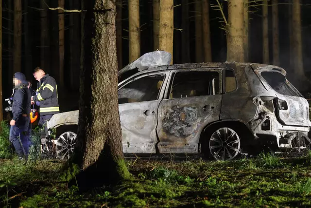 Ausgebrannter VW Tiguan soll Bankomat-Sprengern als erstes Fluchtauto gedient haben – das Fahrzeug stand in einem Waldstück in Aichkirchen in Flammen.