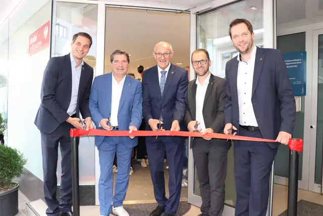 Feierliche Eröffnung der neuen Regionalgeschäftsstelle der Tiroler Volkspartei in Wörgl. Im Bild: Bürgermeister von Wörgl Michael Riedhart, Bezirksparteiobmann Kitzbühel Peter Seiwald, Landeshauptmann Anton Mattle, Bezirksparteiobmann Kufstein Sebastian Kolland und Landesgeschäftsführer Florian Klotz (v.l.). | Foto: Nimpf