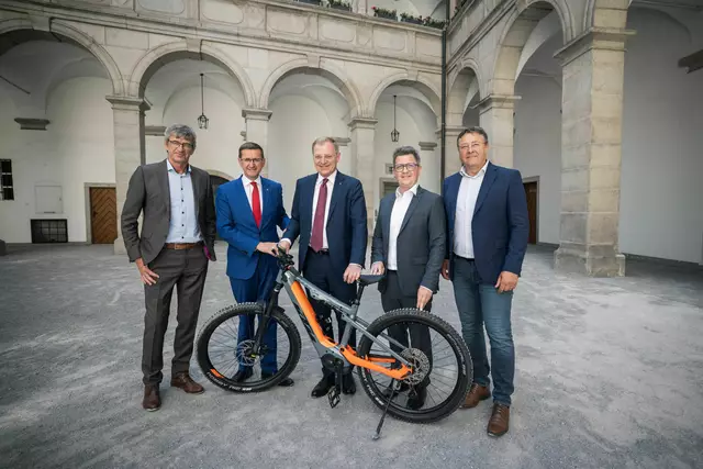Rupert Schiefer, Geschäftsführer und Vorstand der OÖ. Seilbahnholding, Wirtschafts-Landesrat Markus Achleitner, Landeshauptmann Thomas Stelzer, Gemeinde-Landesrat Michael Lindner, Bernhard Rieser, Bürgermeister von Windischgarsten (v.li.). | Foto: Land OÖ/Max Mayrhofer