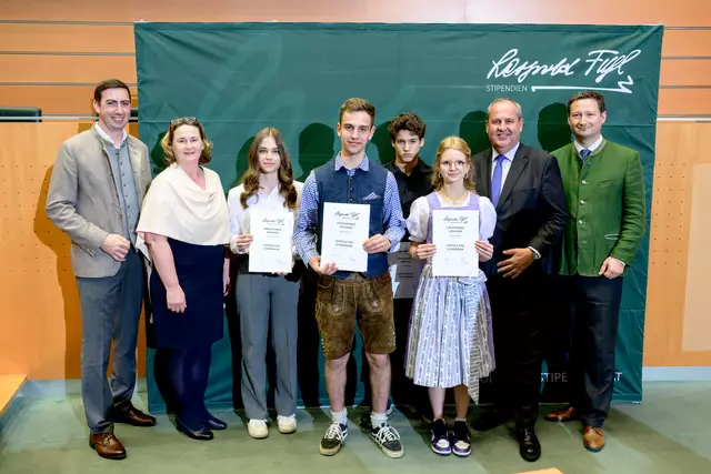 EU-Abgeordneter Alexander Bernhuber, Direktorin Michaela Bauer-Windischhofer, Natalie Stummer, Raphael Kern, Lukas Murth, Larissa Huber, Präsident des Leopold Figl-Unterstützungsvereins Josef Pröll, Geschäftsführer Paul Nemecek

nicht am Foto:
Denise Bauer, Christina Datler, Astrid Ebner, Laura Exl, Bernhard Haidl, Jürgen Strobl, Jessica Wimmer | Foto: Leopold Figl-Unterstützungsverein