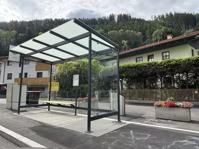 Die Firma Dollinger und Pfeifer sowie der Bauhof Ampass machten die neue Haltestelle zu einem echten Dorf-Highlight. | Foto: Kendlbacher