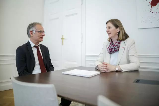 Finanzminister Marterbauer und Staatssekretärin Eibinger-Miedl erklärten, es werde zwar kein frisches Geld für die Gemeinden geben, die bereits zugesagten Mittel könnten aber wesentlich leichter abgeholt und flexibel eingesetzt werden.  | Foto: BKA/Wenzel