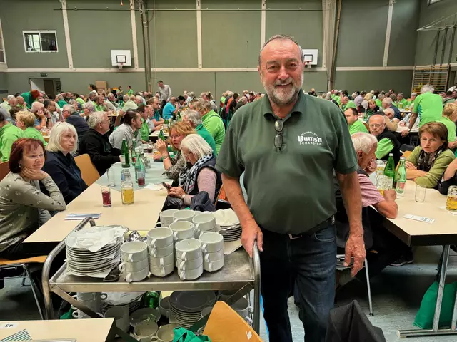 Die Delegierten mussten auch verköstigt werden: Das Bums’nteam sorgte für einen reibungslosen Ablauf. Mit dabei auch „Bums’n-Oldie“ Günter Unger. | Foto: Franz Gruber
