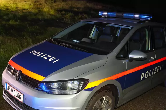 Ausgebrannter VW Tiguan soll Bankomat-Sprengern als erstes Fluchtauto gedient haben – das Fahrzeug stand in einem Waldstück in Aichkirchen in Flammen.