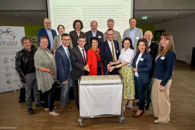 Otto Starzer (FFG), Martina Marchetti-Deschmann (Vetmeduni Wien), Matthias Gauly (Vetmeduni Wien), Peter Eisenschenk (Bürgermeister Tulln), Eva Schulev-Steindl (BOKU), Jürgen Marchart (FFoQSI), Nora Sikora-Wentenschuh (BOKU), Isolde Perndl (FH OÖ), Viktoria Neubauer (FFoQSI), Reihe 2 v.l.n.r.: Rupert Pichler (BMIMI), Katharina Schuster (FFoQSI), Thomas Neubauer (TU Wien, FFoQSI), Johann Kastner (FH OÖ), Rudolf Krska (BOKU, FFoQSI), Julian Weghuber (FH OÖ, FFoQSI), Martin Wagner (Veteduni, FFoQSI) | Foto: FFoQSI/Robert Harson