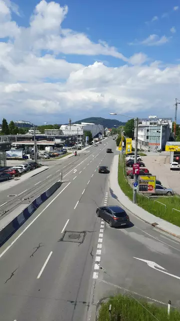 Der Süden Salzburgs, in dem aktuell rund 20.000 EinwohnerInnen wohnen. Früher war die Alpenstraße zweispurig und rundherum nur Wiese - hat sich natürlich mit den Jahrzehnten verändert. | Foto: Schrofner