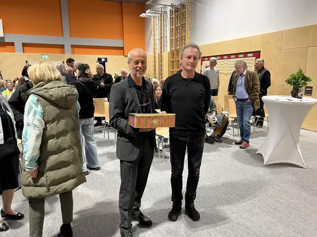 Horst Schmiedel (mit der Blechkiste) und Herbert Schaden in der Veranstaltungshalle Mooskirchen | Foto: Wutte