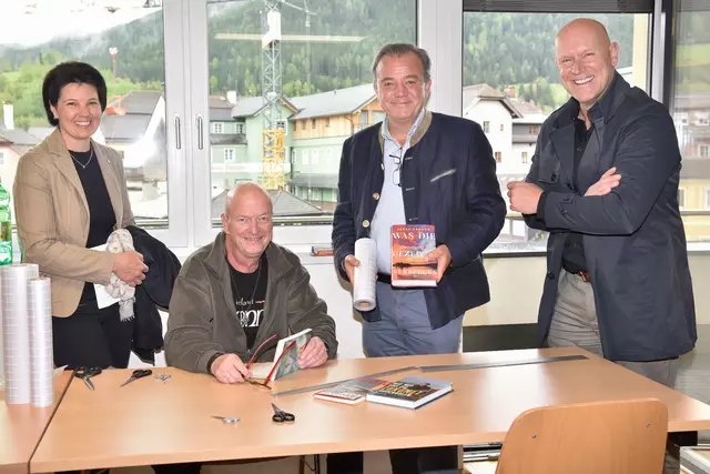 Vizebürgermeisterin Hildegunde Prodinger, Peter Klinec (arbeitet im MaWi), Landesrat Christian Pewny und Vizebürgermeister Eduard Egger. Tamsweg, 6.5.2025 | Foto: Land Salzburg/Franz Neumayr