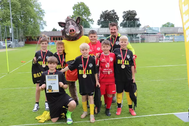 Trainer Markus Sommer und das Team vom SAZ Allerheiligen mit BILLA-Maskottchen Ferdl bei der Siegerehrung. | Foto: Edith Ertl