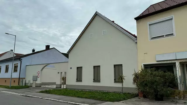 Viele Gemeinden setzen auf die Belebung der Ortskernen, um den Bodenverbrauch zu reduzieren. So auch in Schützen. In der Gemeinde wurden Wohneinheiten in "Streckhofoptik" errichtet. | Foto: Lisa Zehetbauer