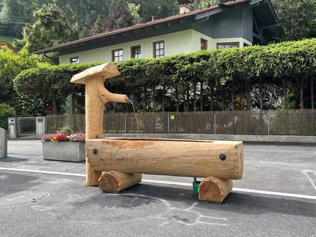 Neben der neuen Haltestelle sorgt ein hölzerner Trinkbrunnen, errichtet vom Bauhof Ampass, für Abkühlung an heißen Tagen. | Foto: Kendlbacher