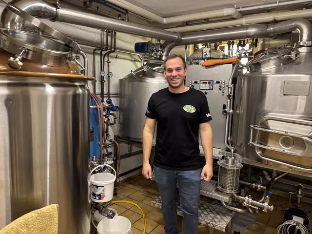 Martin Hofer nimmt interessierte Bierenthusiasten auch gern auf eine Tour durch die Brauerei und erklärt. | Foto: Margot Jeitler