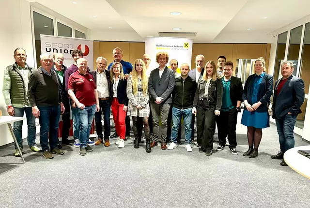 Der Vorstand der Sportunion Raiffeisenbank Leibnitz mit einigen Athletinnen und Athleten. | Foto: Sportunion Leibnitz