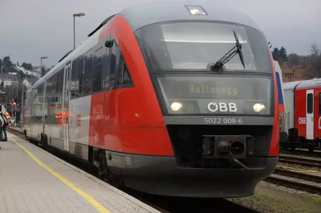 Endstation Rottenegg: Aufgrund von Einsparungen könnte die Mühlkreisbahn zukünftig dort ihre Endhaltestelle haben. Die Reststrecke will die ÖBB mit Bussen ersetzen. | Foto: Foto: Gernot Fohler