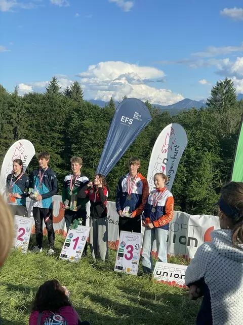 Für Matthias Schmalhardt (2. v. re.) und Tara Eibl-Lenane (re) gab es Bronze  | Foto: Eibl-Lenane