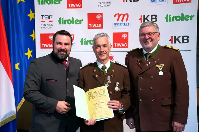 V.l.n.r.:
Christoph Appler (Landtagsabgeordneter)
Alois Larcher (SG Mieming)
Jochen Klammsteiner (Landesoberschützenmeister) | Foto: Christian Kramer / TLSB