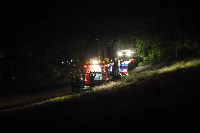 Ausgebrannter VW Tiguan soll Bankomat-Sprengern als erstes Fluchtauto gedient haben – das Fahrzeug stand in einem Waldstück in Aichkirchen in Flammen.