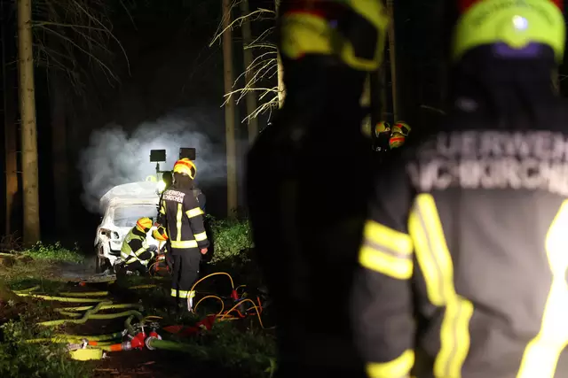 Ausgebrannter VW Tiguan soll Bankomat-Sprengern als erstes Fluchtauto gedient haben – das Fahrzeug stand in einem Waldstück in Aichkirchen in Flammen.