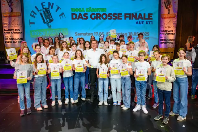 Dir. Hans Hubmann mit dem Chor. | Foto: KT1 Hude