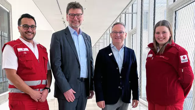 Von links: Chia Amin, Gottfried Hirz (OÖRK-Präsident), Erich Haneschläger (OÖRK-Landesgeschäftsleiter) und Katharina Reiter. | Foto: OÖRK/Hartl