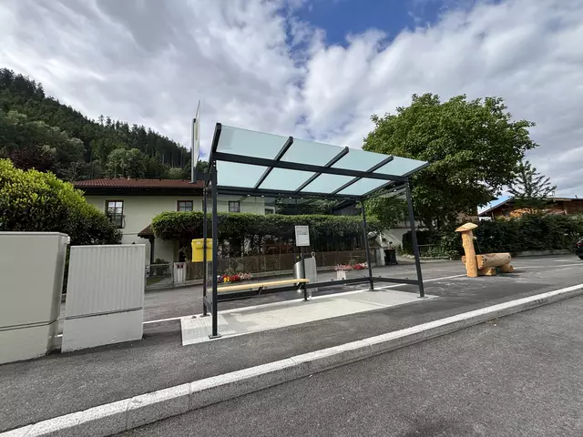 Das moderne Buswartehäuschen verbindet Funktionalität mit ansprechendem Design. | Foto: Kendlbacher