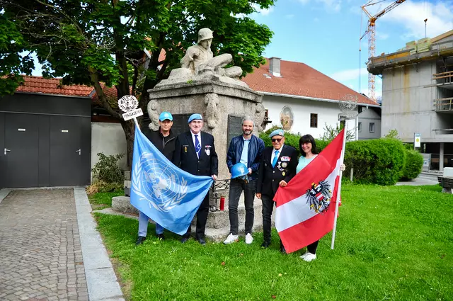 V.l.n.r. Peter Gasteiger, Gerhard Dujmovits, Markus Sint, Franz Köfel und Inge Reimsperger vor dem Kriegerdenkmal in Götzens | Foto: Foto: Hassl