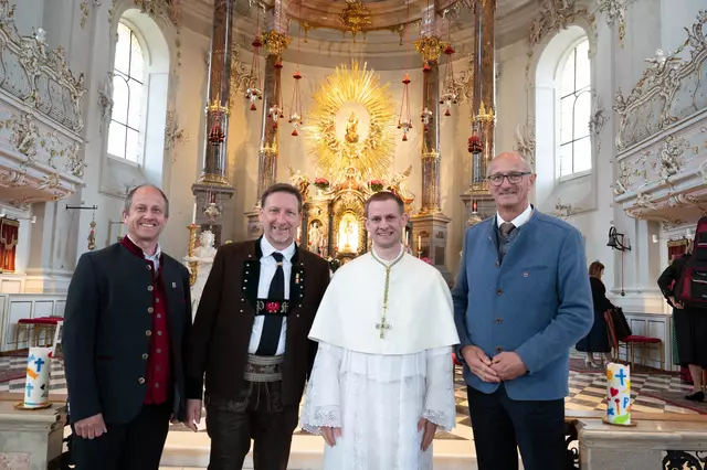 Peter Margreiter aus Mieders wurde für die nächsten drei Jahre als Obmann des Tiroler Volksmusikvereins bestätigt. Im Bild ist der Miederer (2. v.l.) mit Alexander Schatz (Landestrachtenverband), Abt Leopold Baumberger und LH Anton Mattle zu sehen. | Foto: TVM/R. Sigl